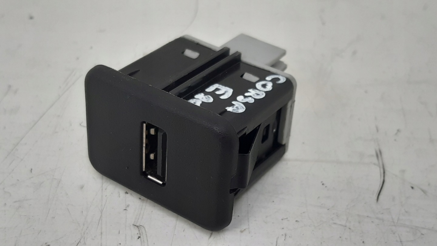 Gniazdo USB 20928734 Opel Corsa E