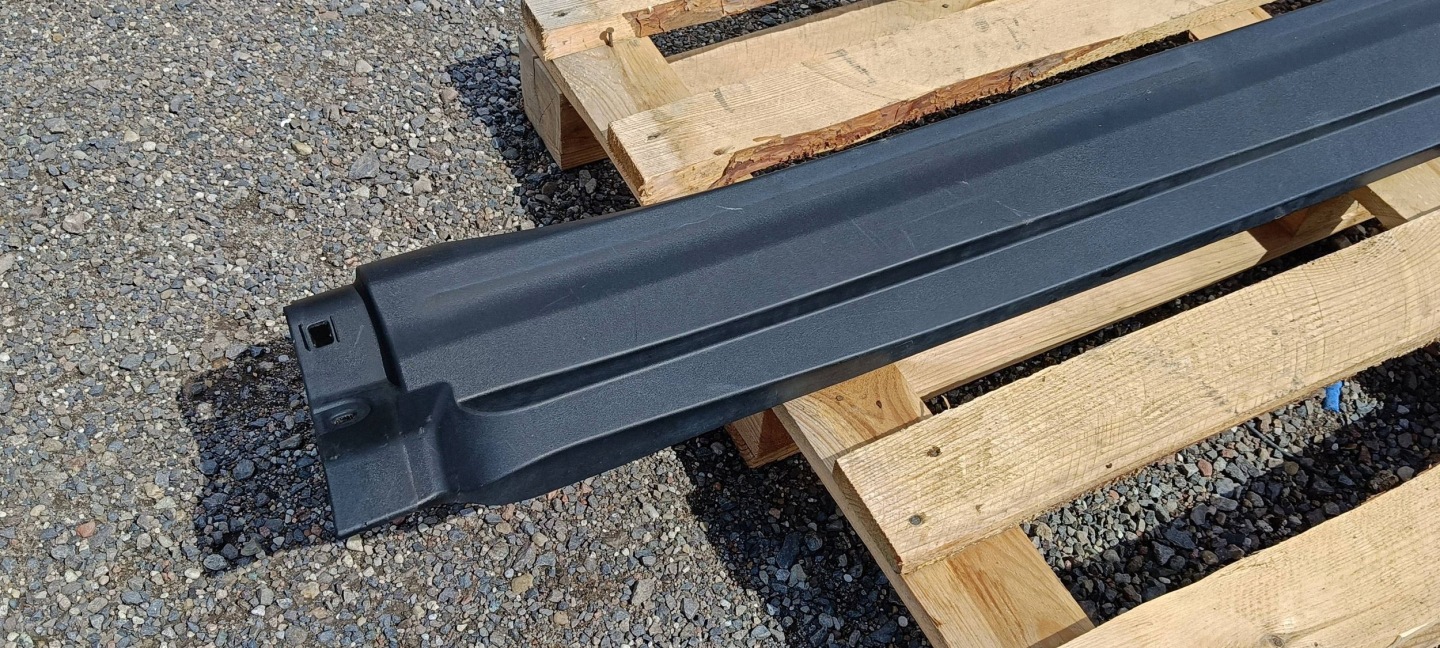 cap threshold threshold moulding left Maserati Levante 2017