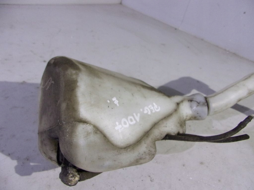 Peugeot 1007 washer fluid tank