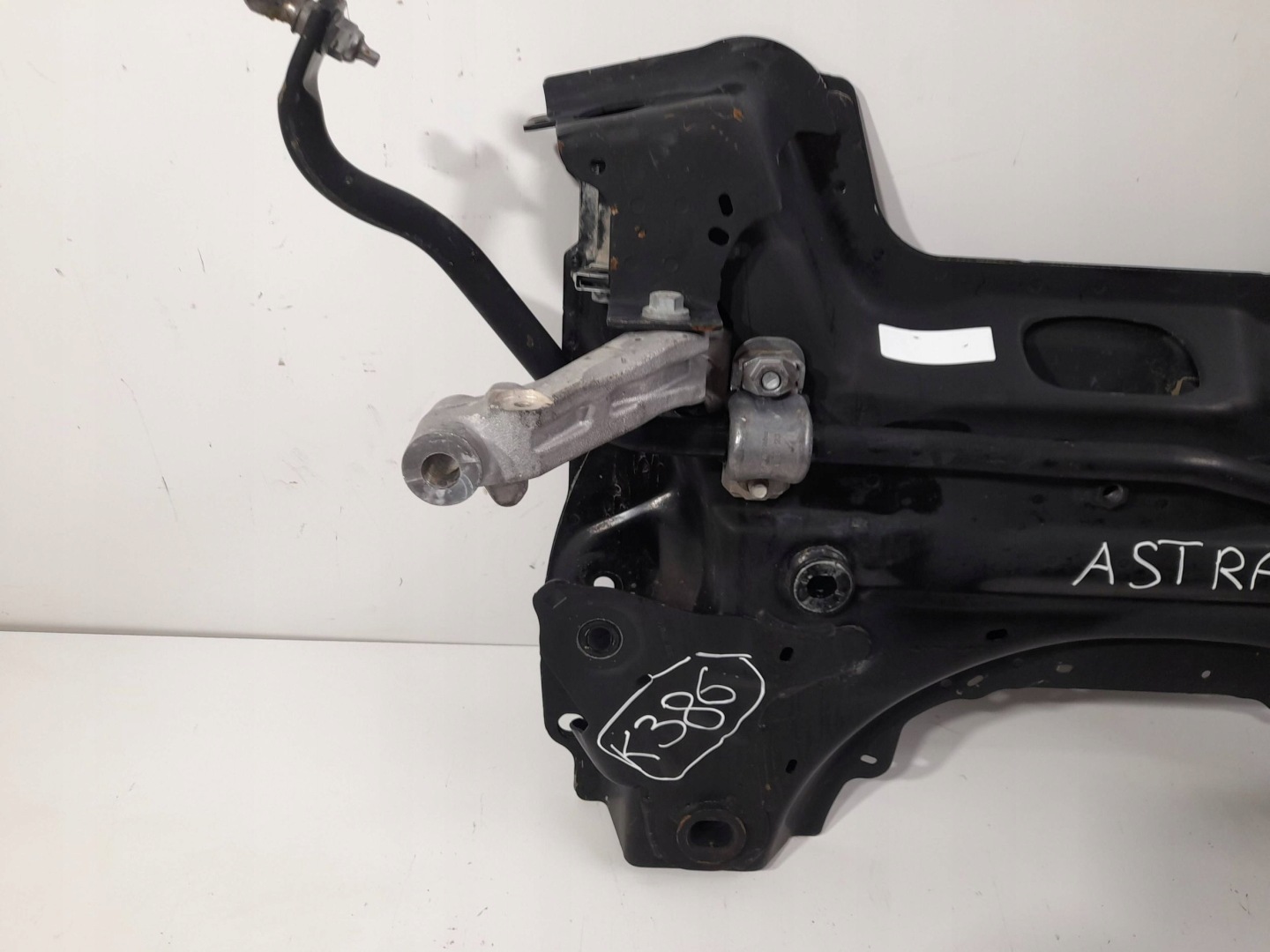 Opel Astra L nápravnice pérování předního 8891113 (K386)