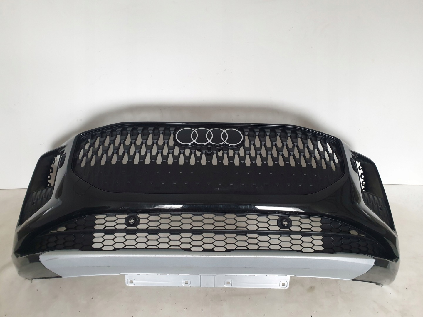 AUDI Q3 III 83H 25-> bumper front front 6 x PDC washers 83H807437