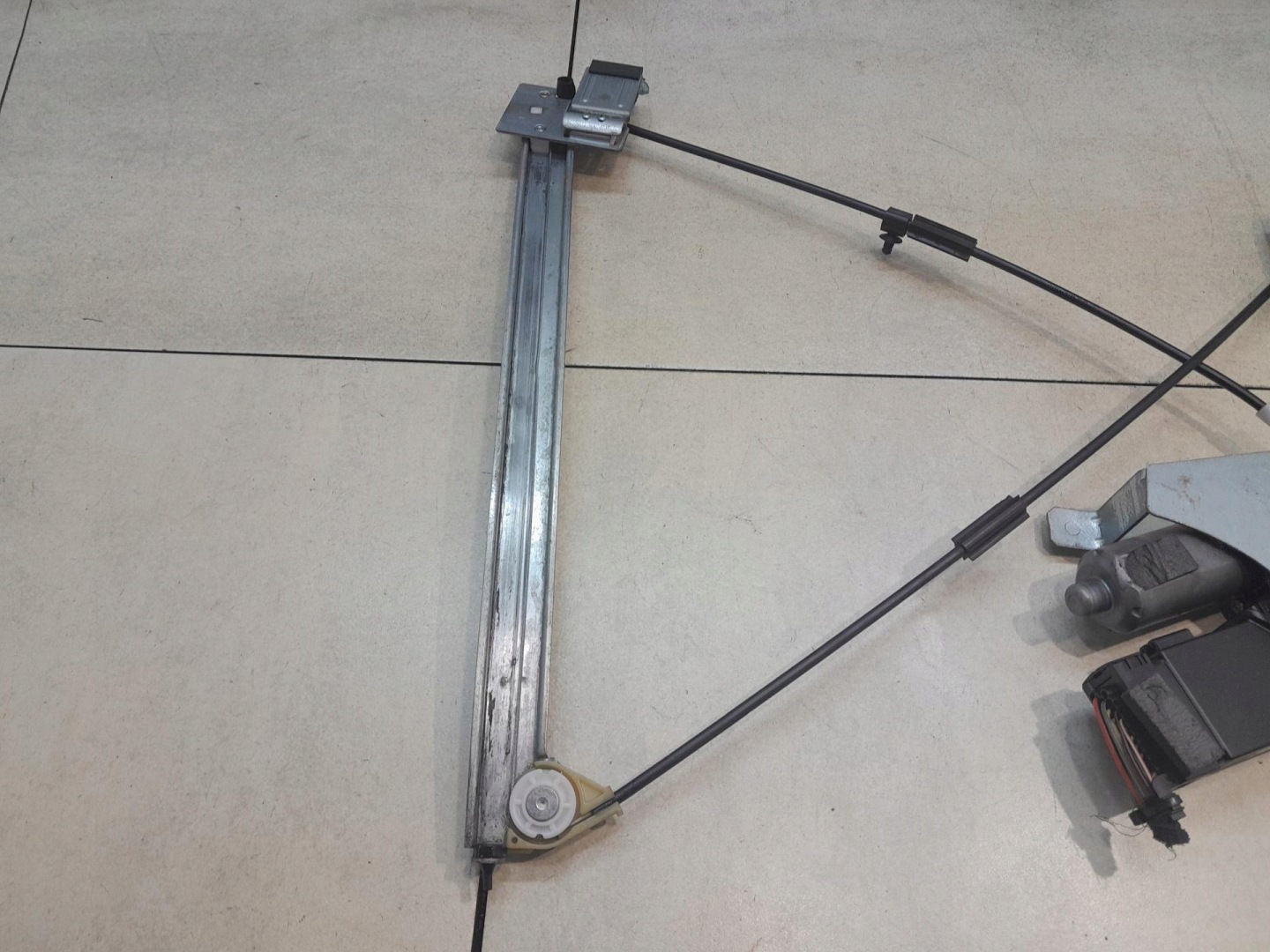 window regulator right front SKODA OCTAVIA and 101448202