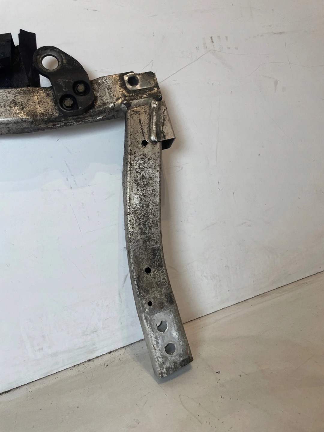 pillar sider front lower below radiator Opel Adam