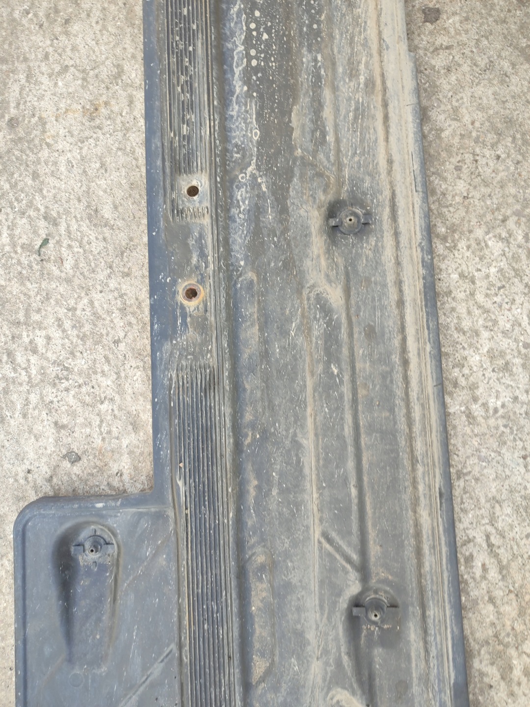Blende Abdeckung abdeckung Unterfahrschutz links MERCEDES W204 W207 A2046100108