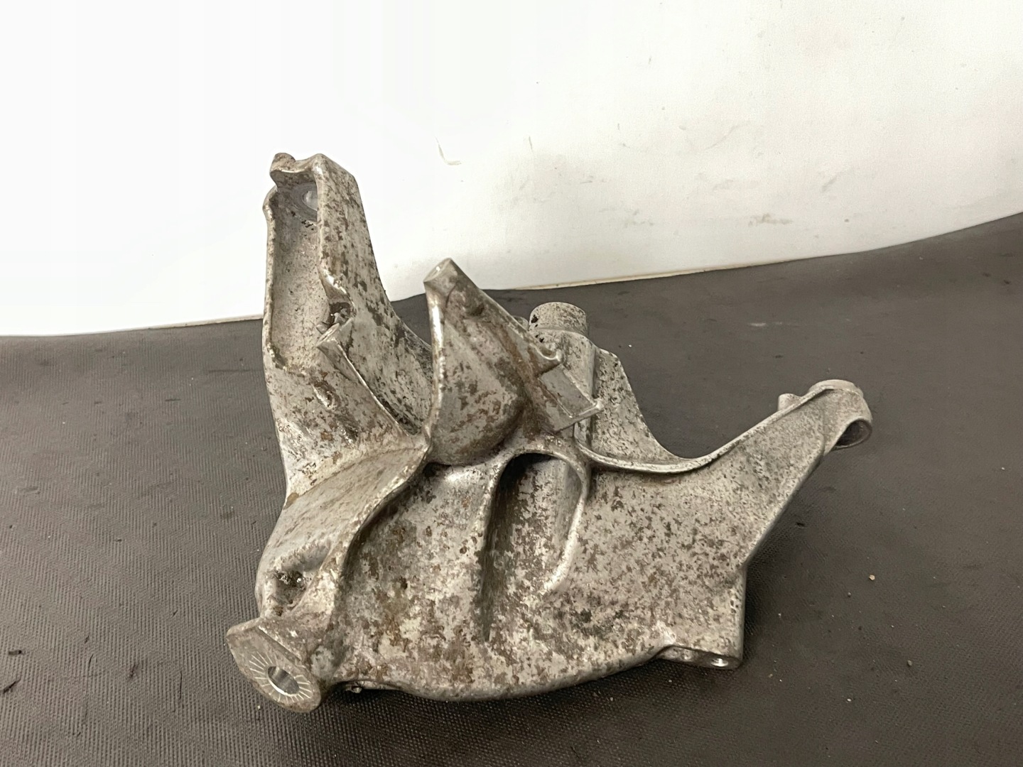 AUDI A4 B9 A5 2.0TDI engine mount left 4M0199307AD
