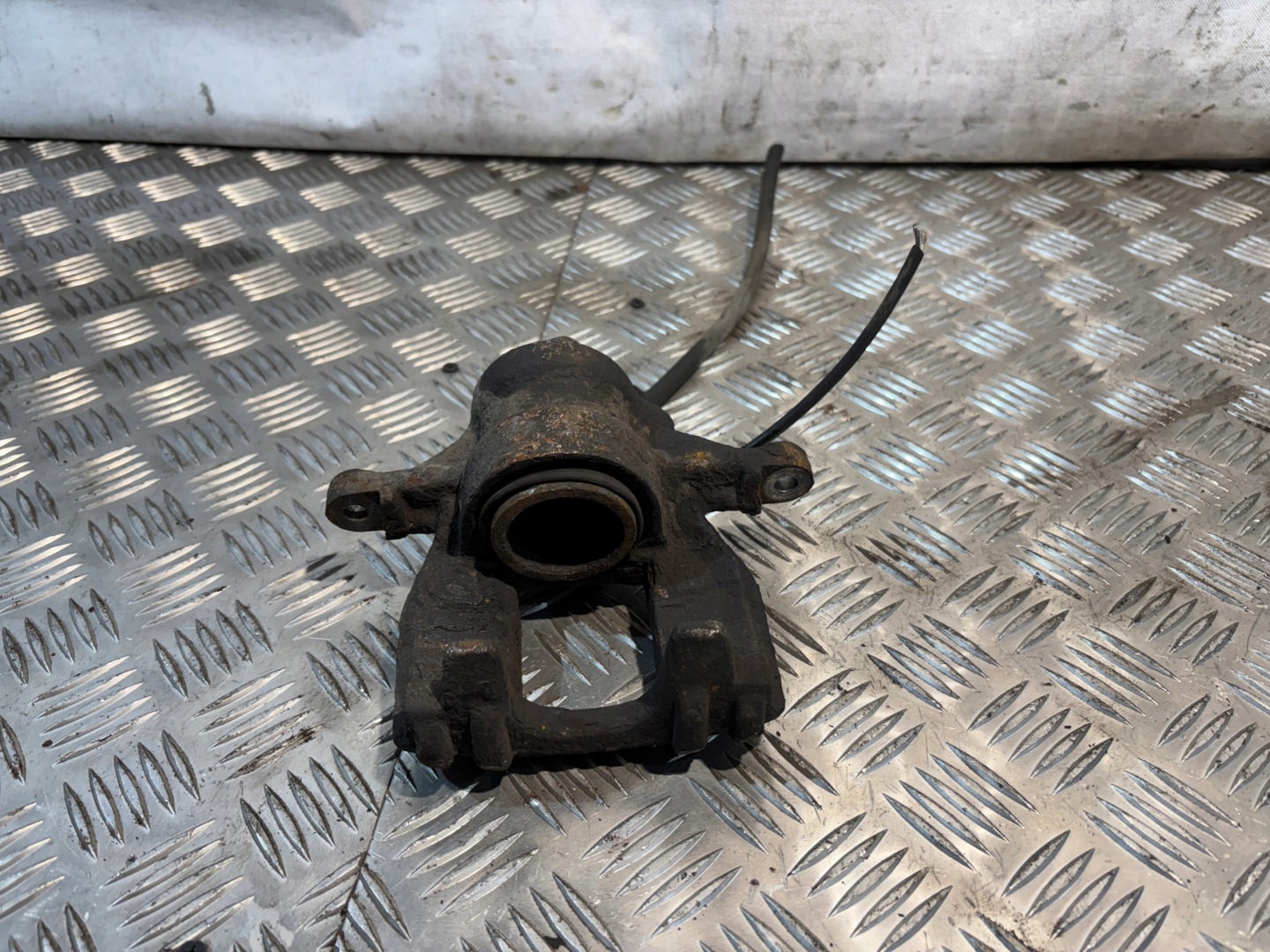 caliper brake right rear part Volkswagen Crafter and 2,5TDI