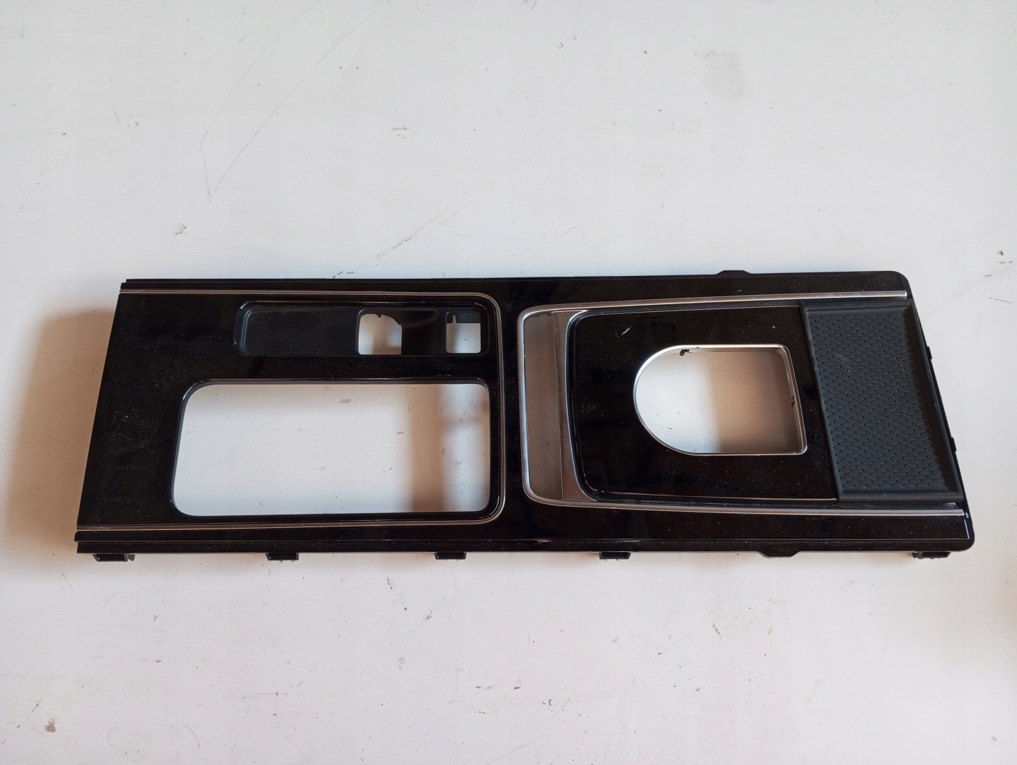 frame changes of the gear PANEL TUNEL JAGUAR F PACE GX73-044L49