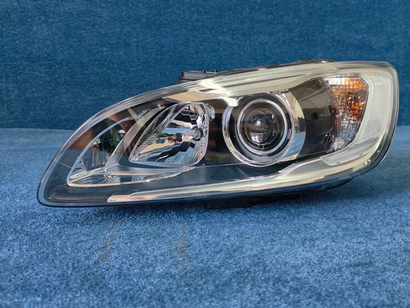 VOLVO V60 and LIFT light REFLEKTOR XENON positioning left front original 31698824