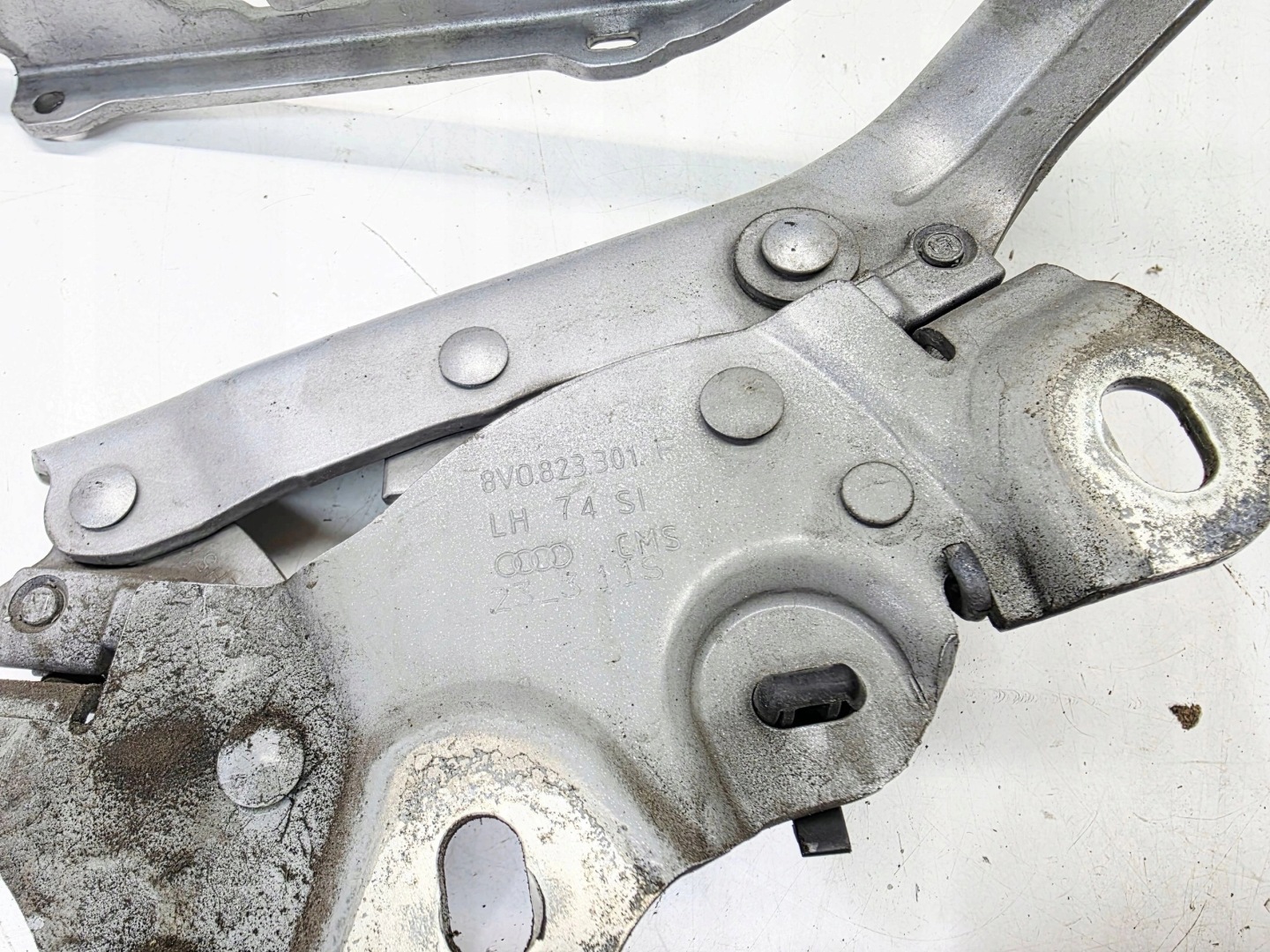 hinge bonnets left + NABOJ AUDI A3 8V LIFT 8V0823301F 8V0823823F