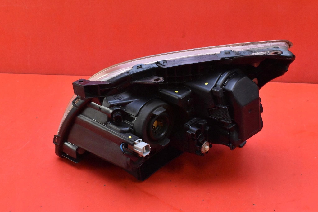 REFLEKTOR right light front EU 05-43 TOYOTA AVENSIS T25 02-06