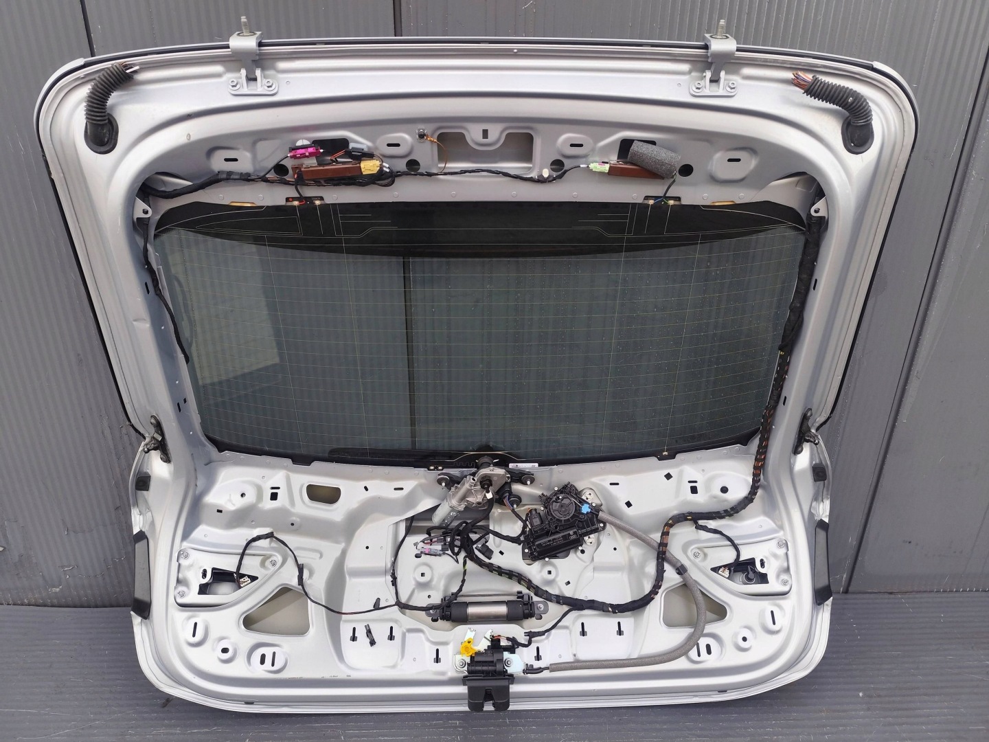 AUDI Q3 II 83A boot doors complete DEMONTAZ KAMERA