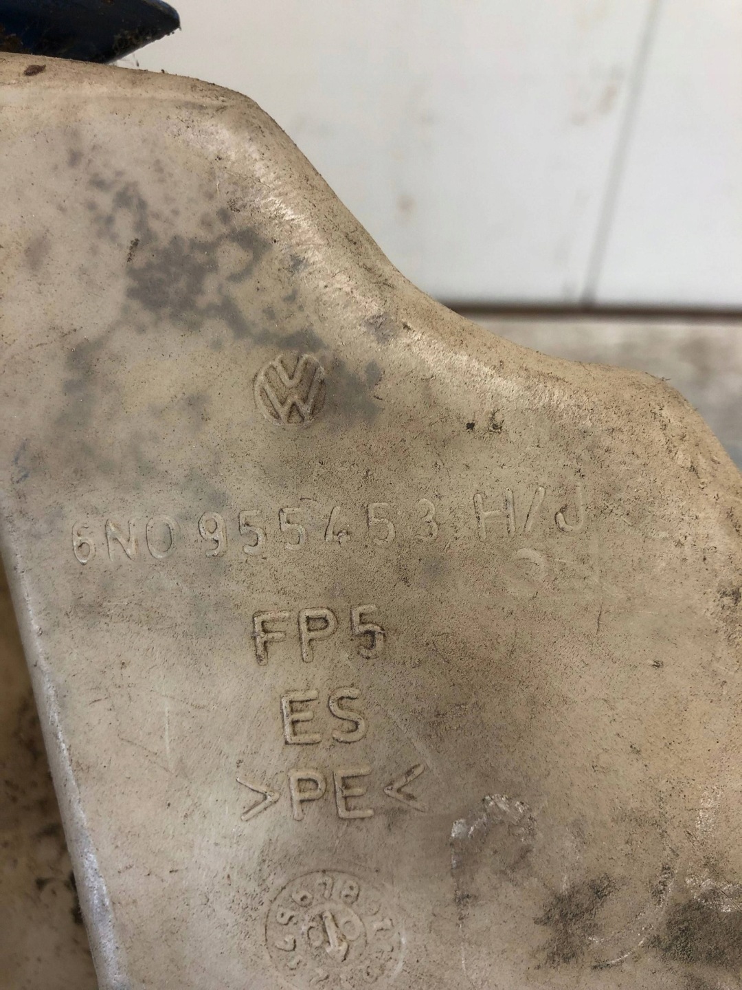 washer fluid tank VW POLO III 6N0955453