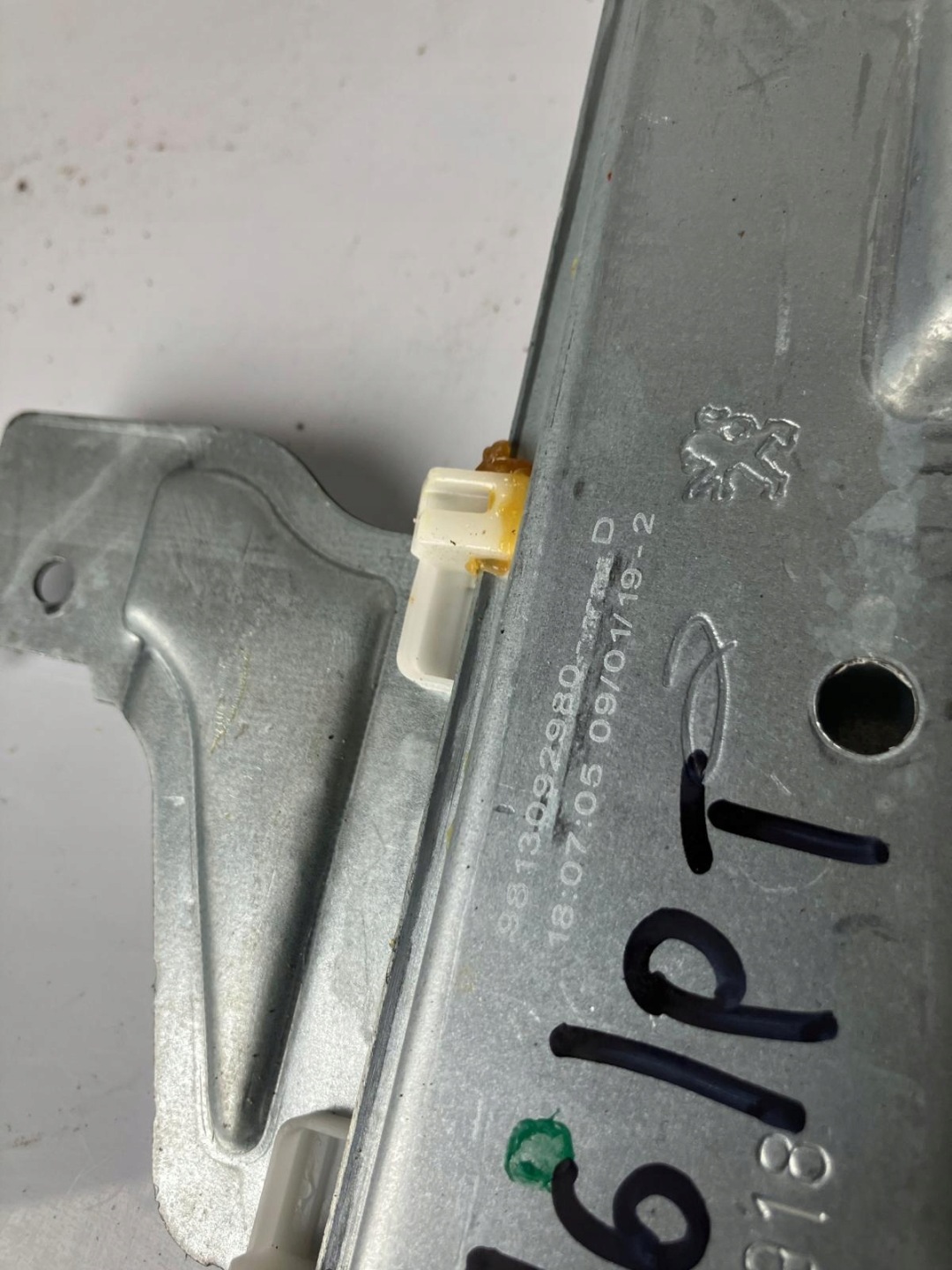window regulator right rear part CITROEN C3 III 9813093580