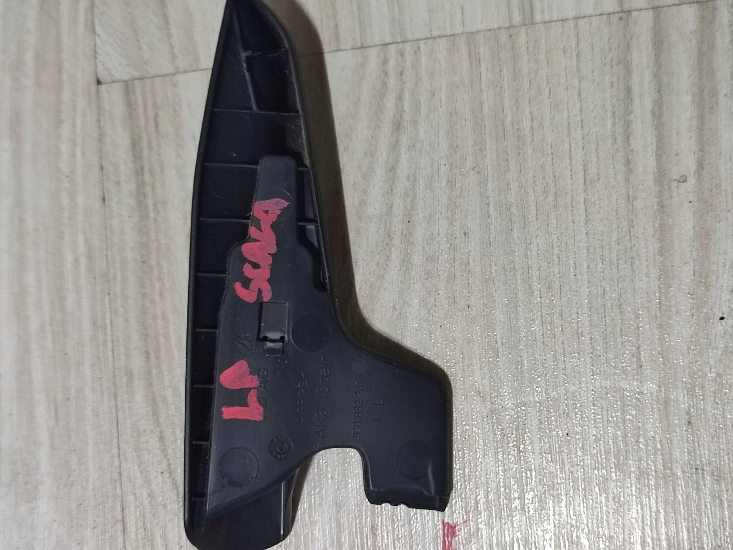 Skoda Scala 2020 front side left bracket do control siedziska
