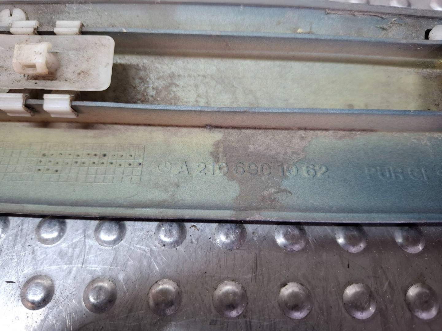 moulding door right rear part A2106901062 MERCEDES E W210