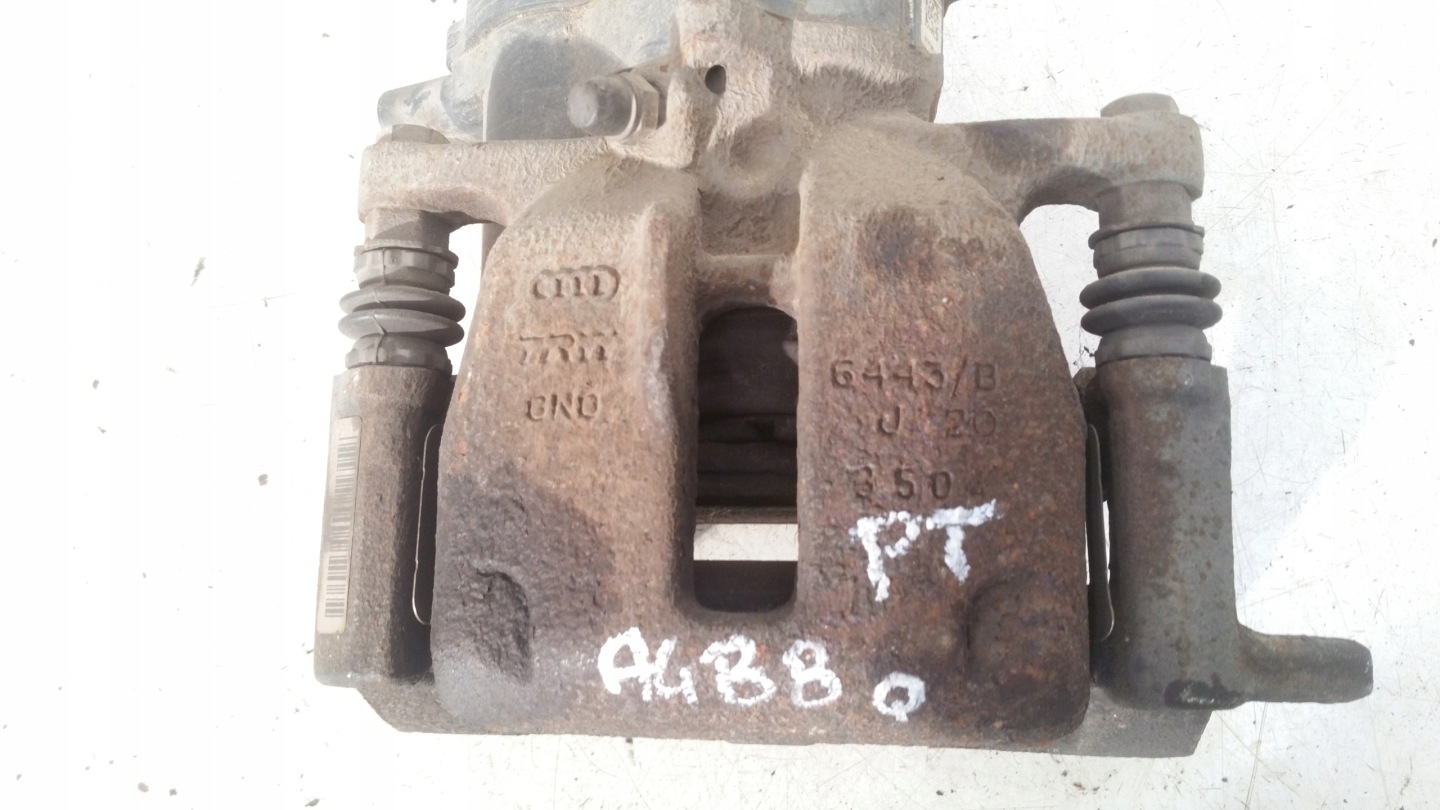 třmen pravý záď AUDI A4 B8