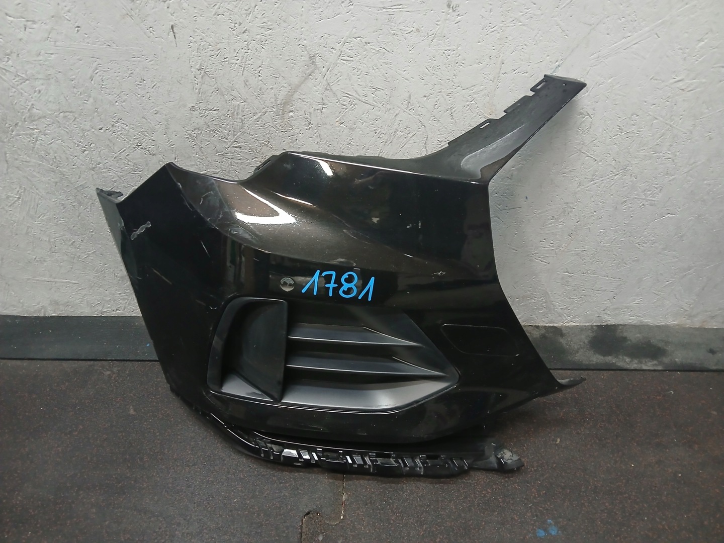 bumper front right corner AUDI Q3 83A