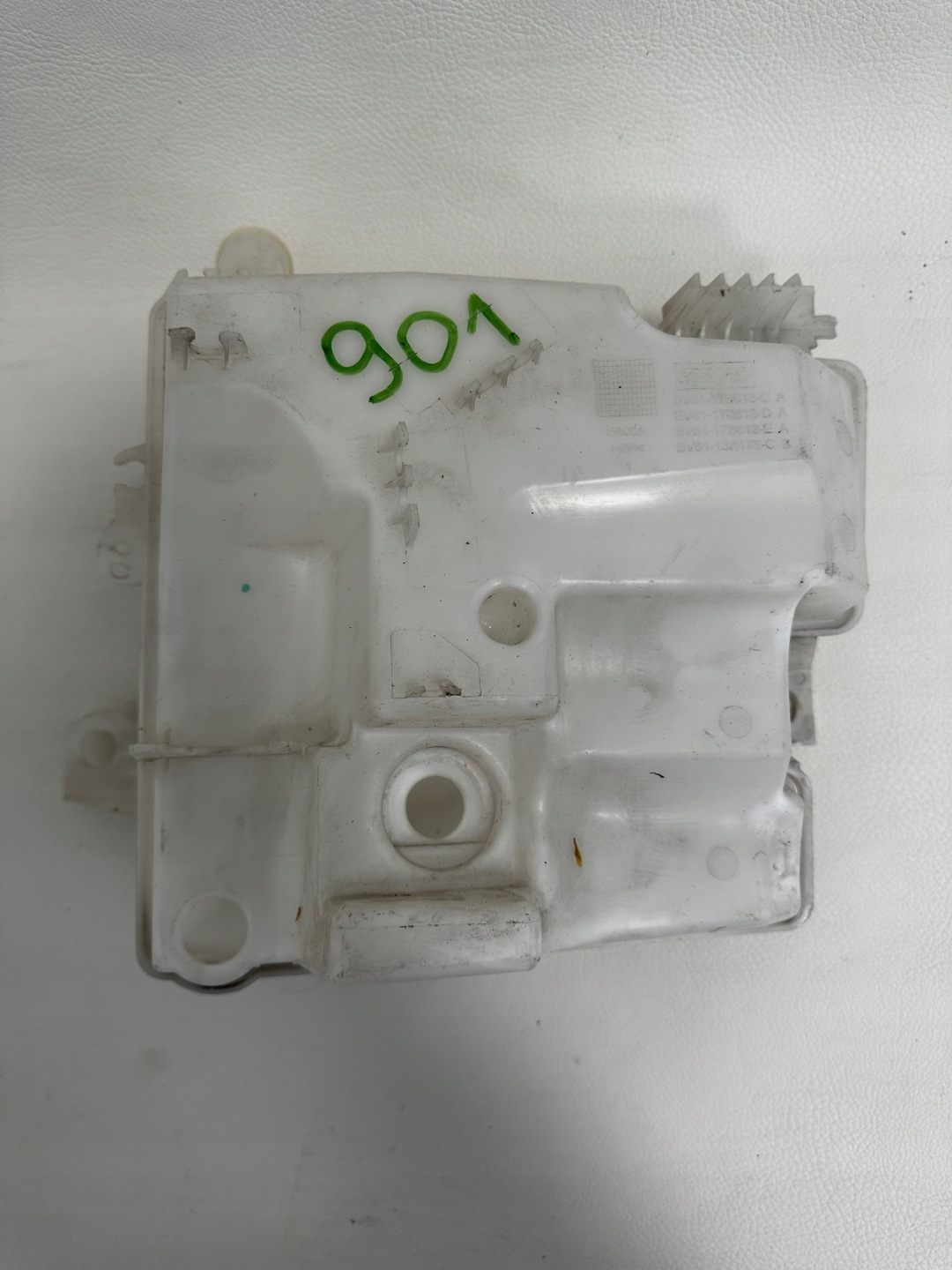 Ford Focus MK3 LIFT Behälter Spritzdüse