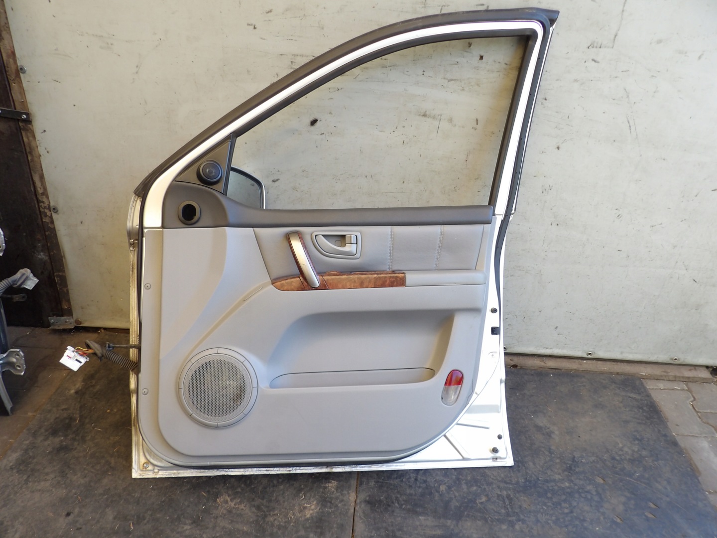Kia Sorento and door front right YL