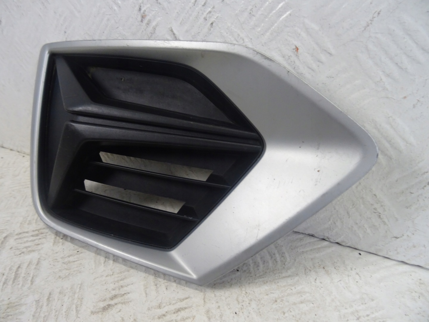 grid of a bumper front front left AUDI Q3 II 83A807681B