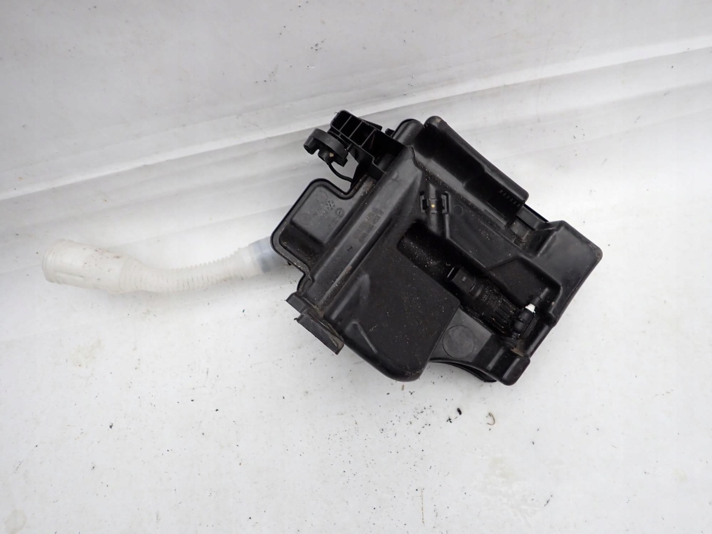 VW POLO V 5 6R 6C 09-17 Behälter Spritzdüse