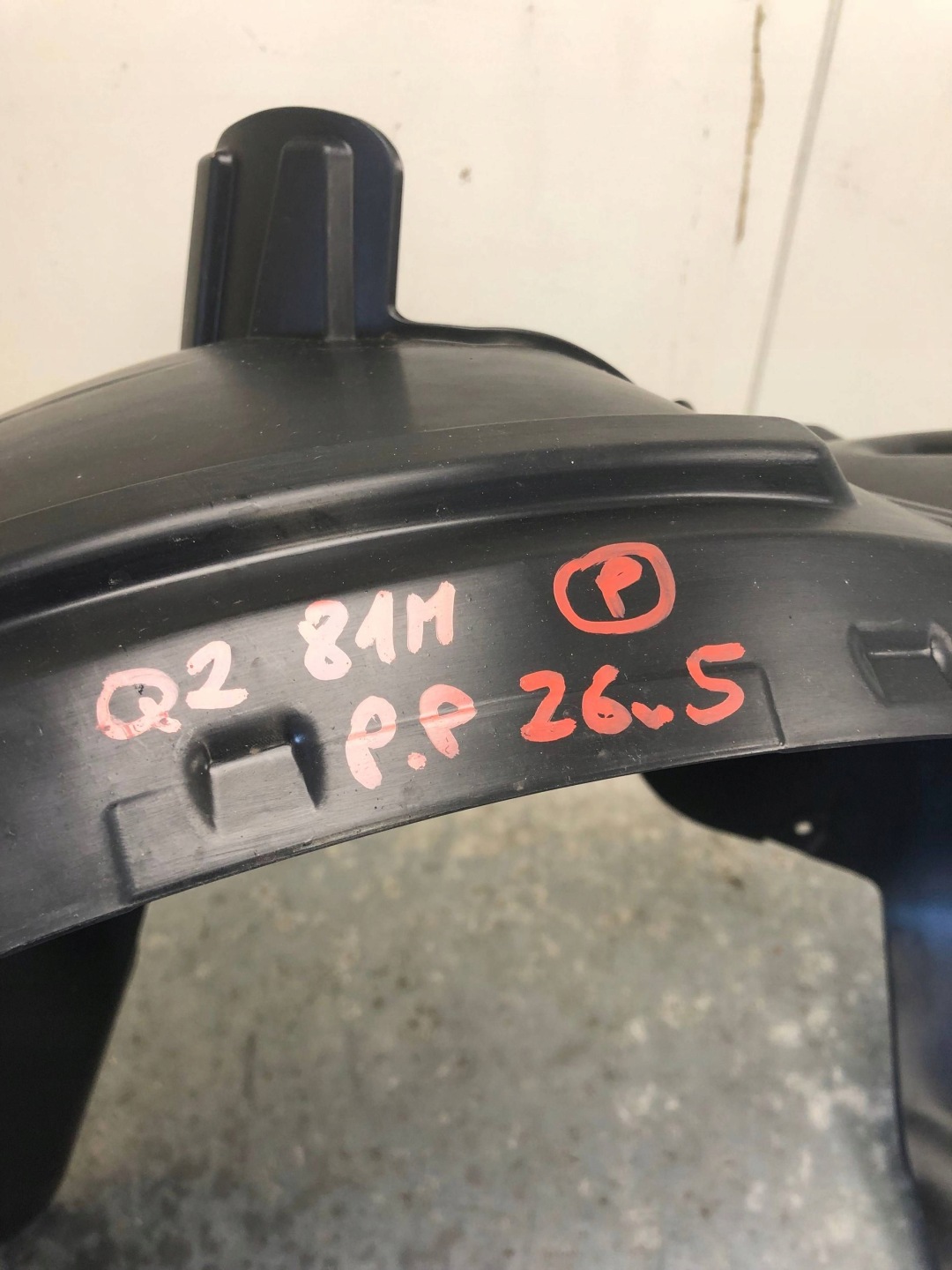 mudguard right front AUDI Q2 81M 81M821172