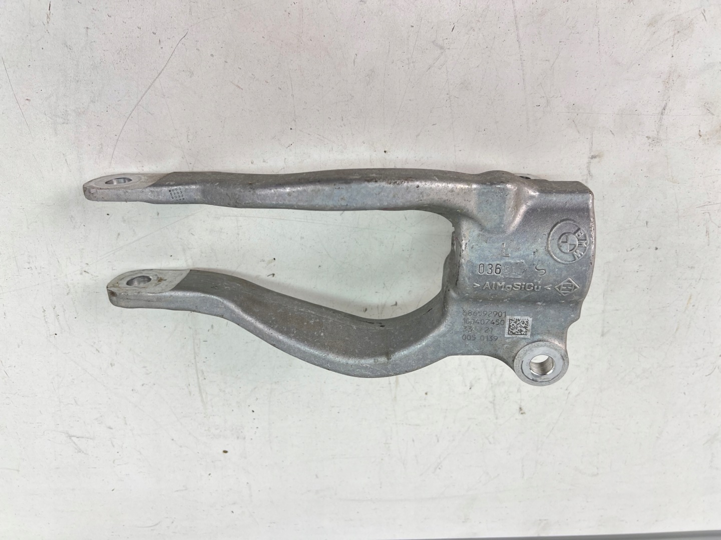 bracket holder of a shock absorber left front BMW 5 G30 G31 6865929