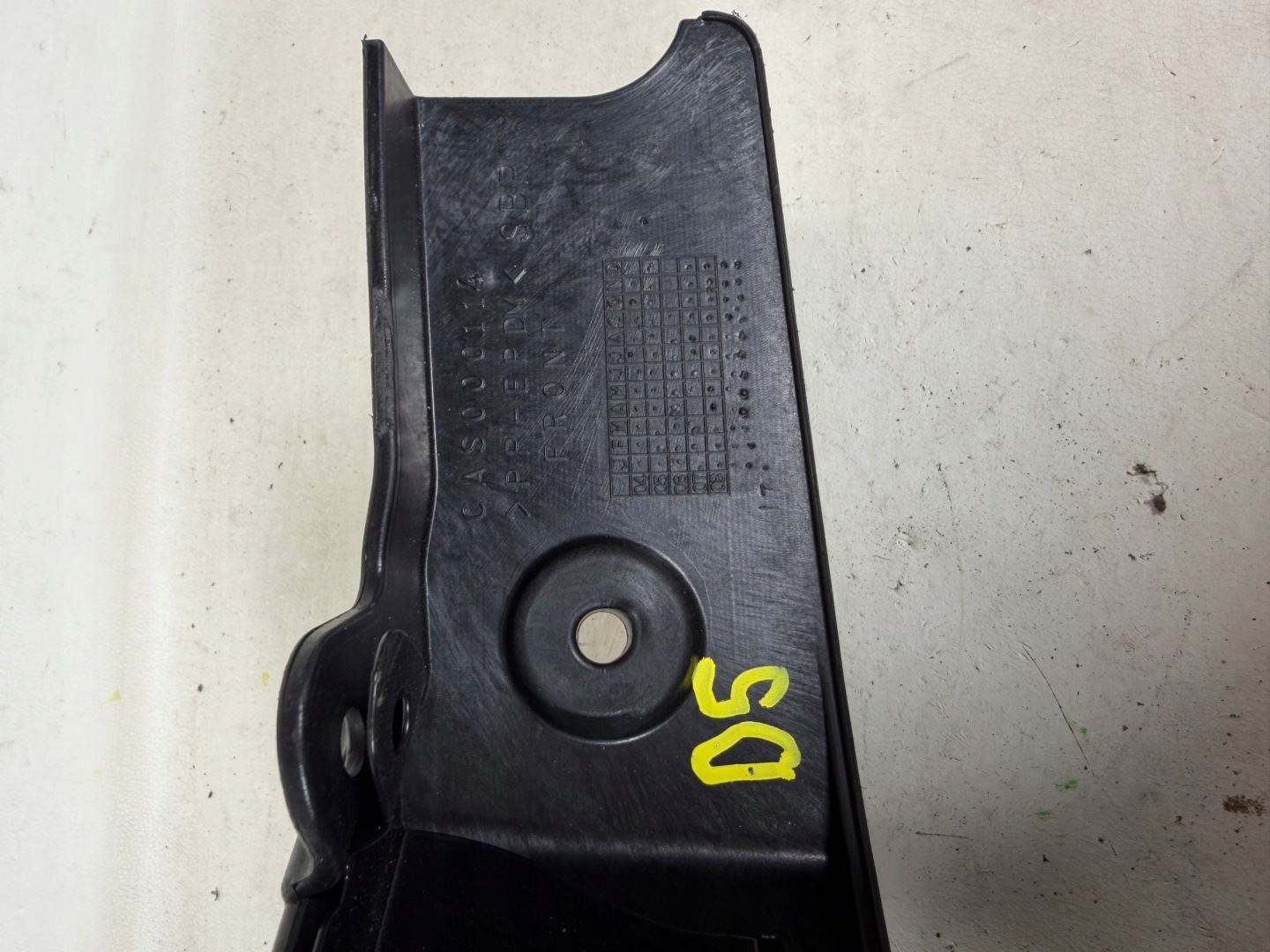 LAND ROVER DISCOVERY MK4 left mudguard flap