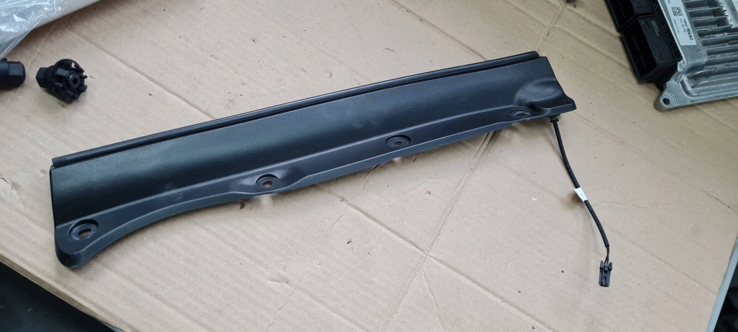 Jeep Grand Cherokee WL 2022 moulding cap bonnet boot left 68371481