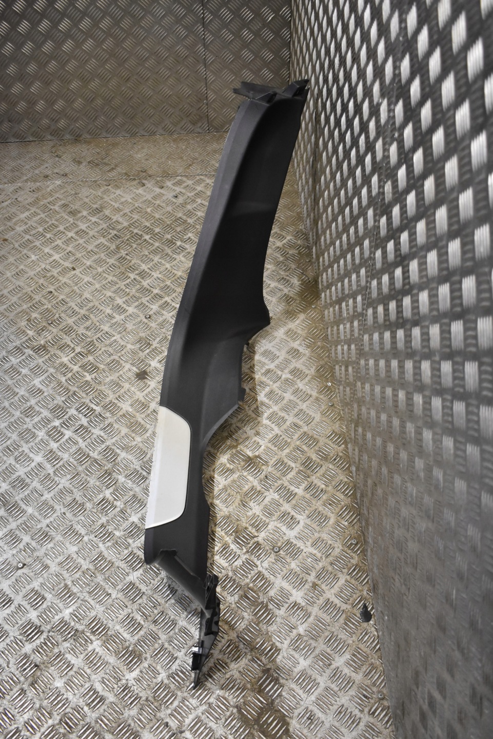 moulding cap threshold rear right PORSCHE TAYCAN 1