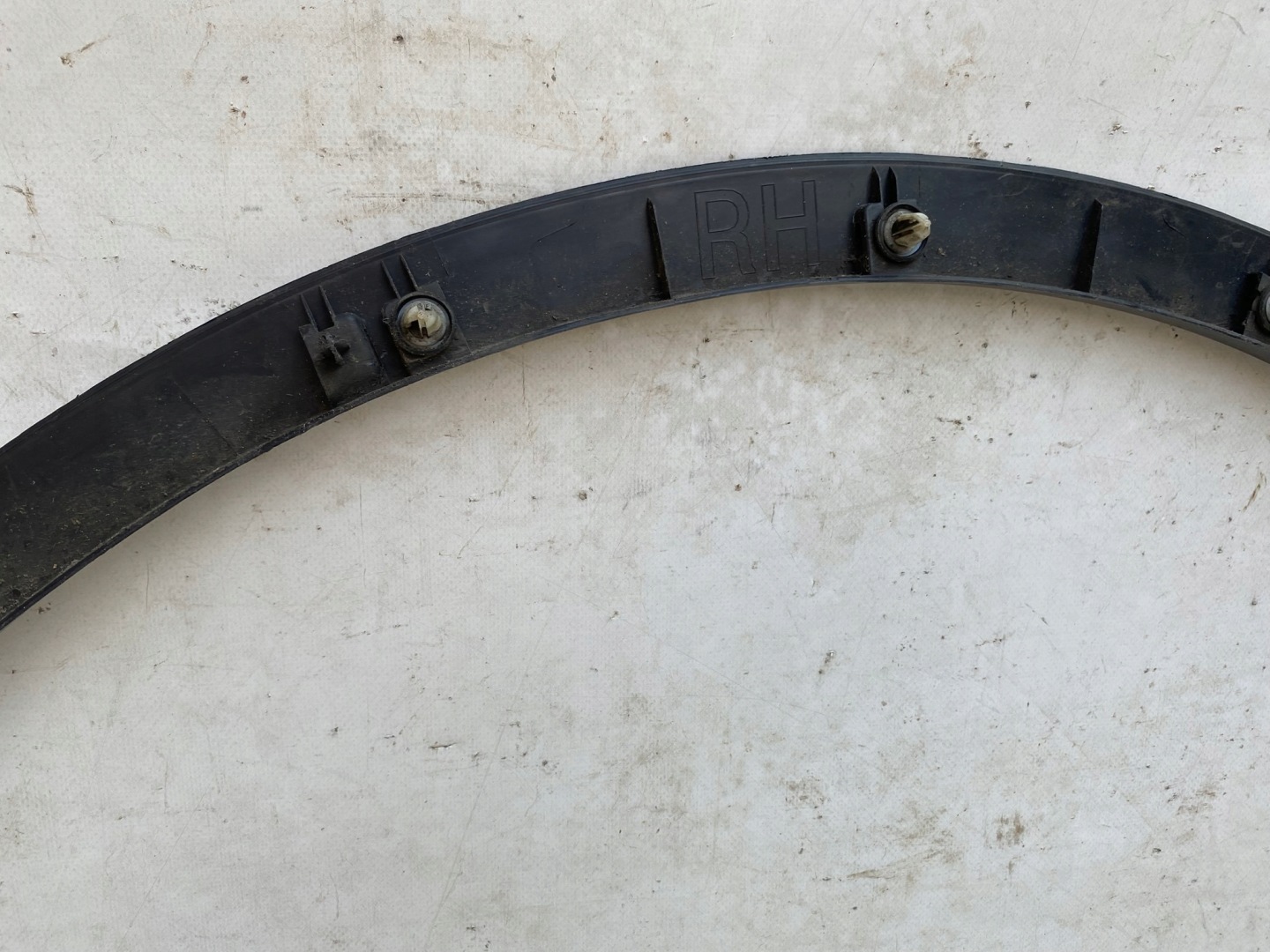 TESLA Y moulding for fender right front 1683860-00-A