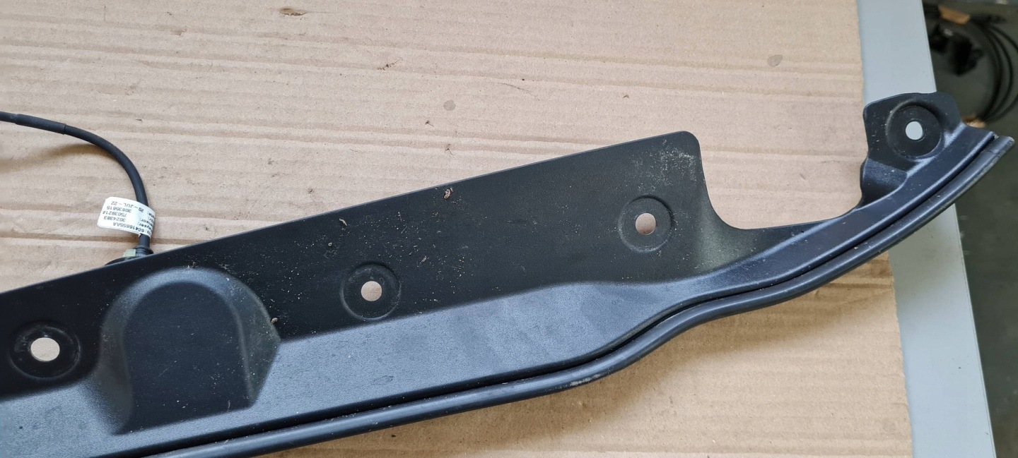 Chrysler Pacifica 2022 cover bonnet sensor moulding left rear part 68416655