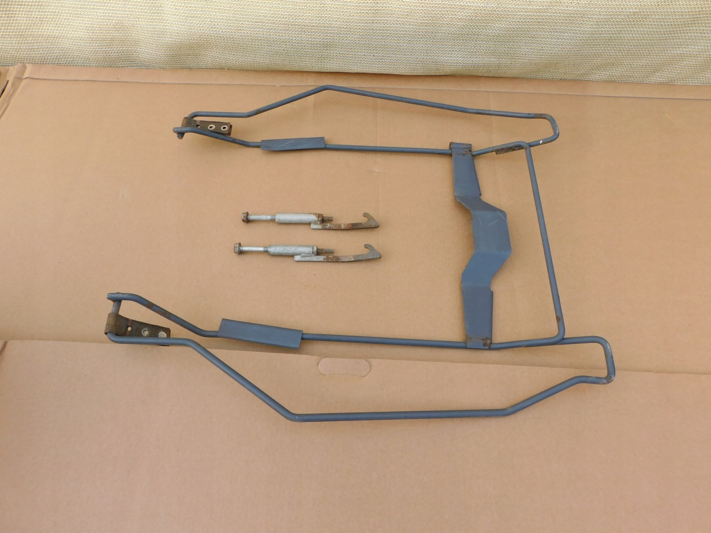 Mercedes Sprinter 906 Panier Roues de la roue de secours - Fixation zaczepy KOMPLET