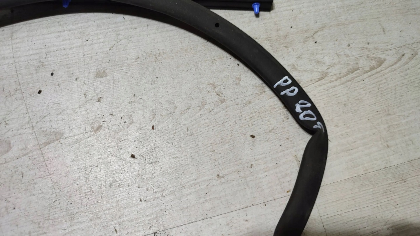 Peugeot 208 II 23r 1.2 front side right gasket windows