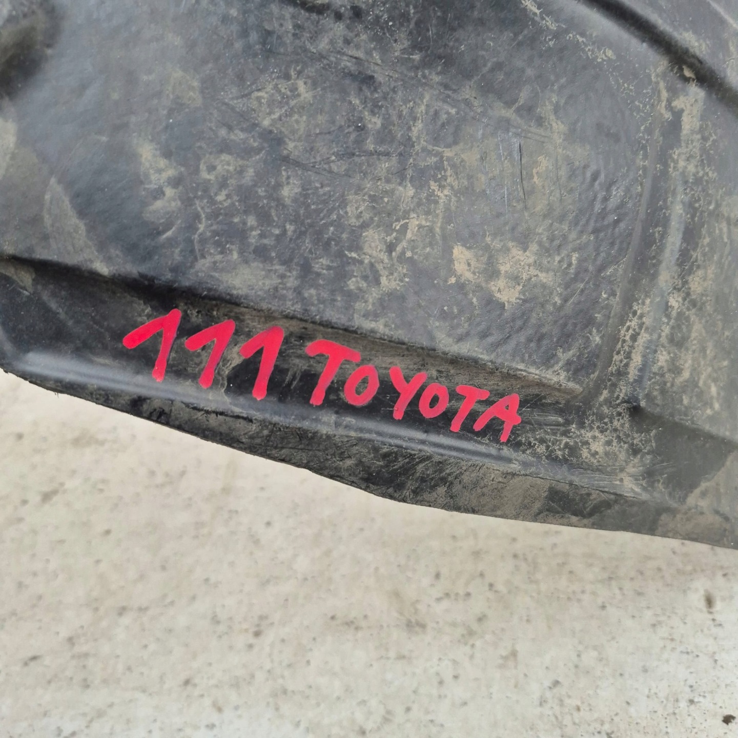 TOYOTA AVENSIS and 1 97-03 mudguard front front right