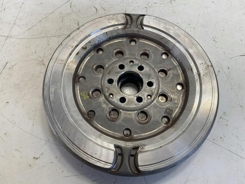 wheel flywheel clutch 1.4 e-TSI VW PASSAT B8 LIFT 04E105266AA