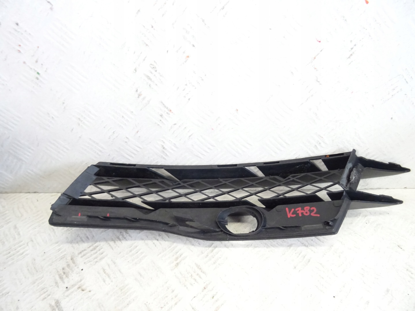 grid of a bumper front front right AUDI R8 420807682