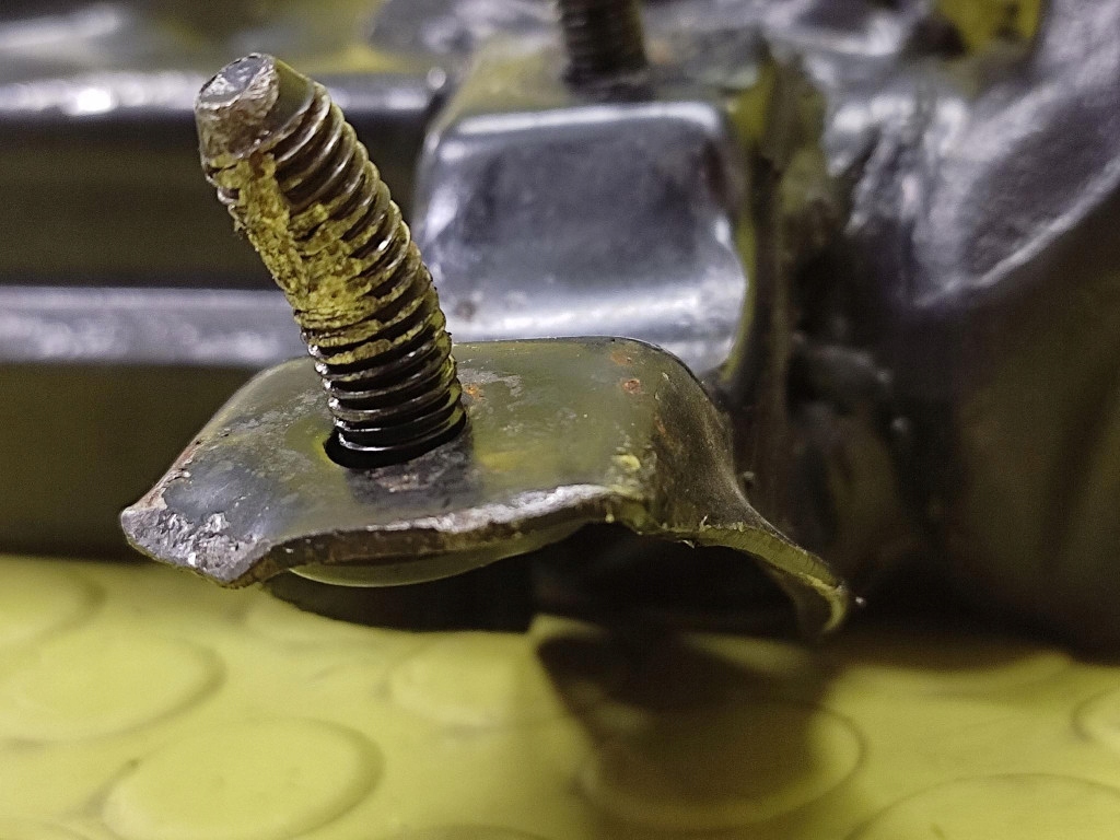 MERCEDES W202 2.0 D arm left front