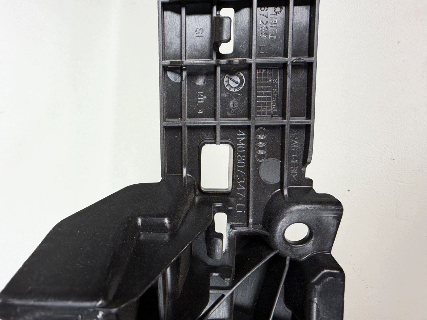 AUDI Q7 II bumper bracket left rear part 4M0807347