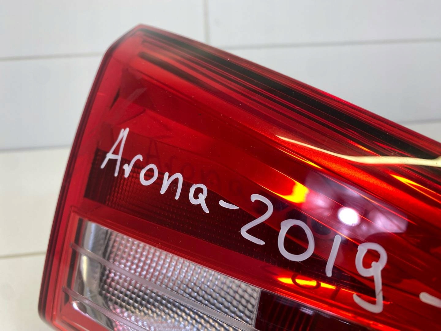 light rear to the bonnet left side SEAT Arona 2020 6F9945093D