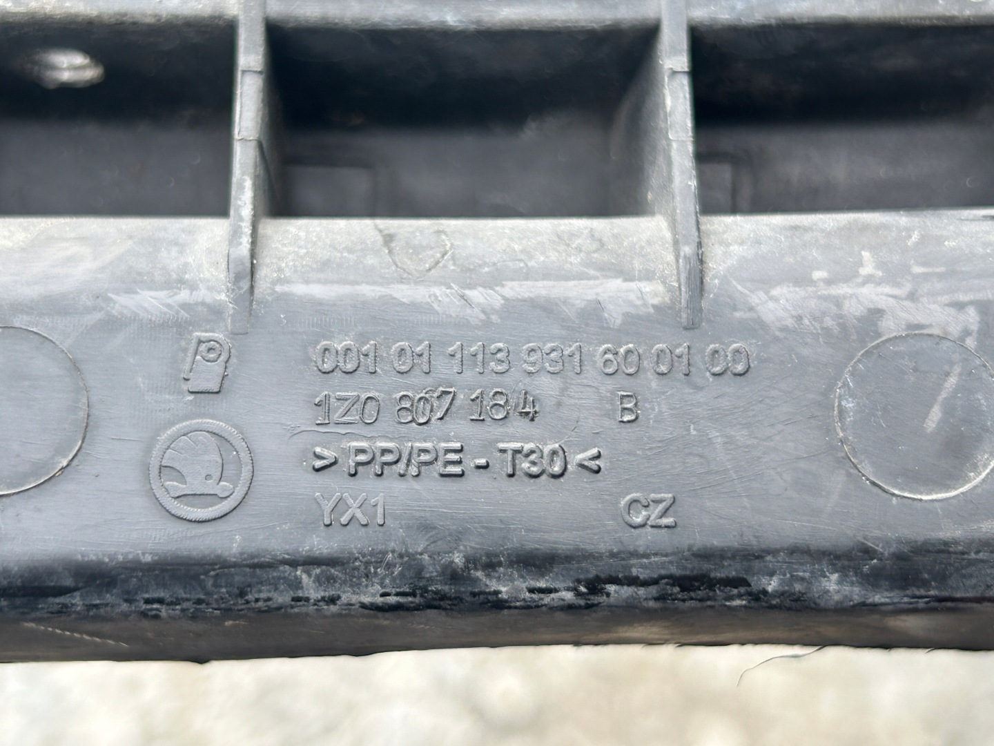 bumper bracket right front SKODA OCTAVIA II 1Z0807184B