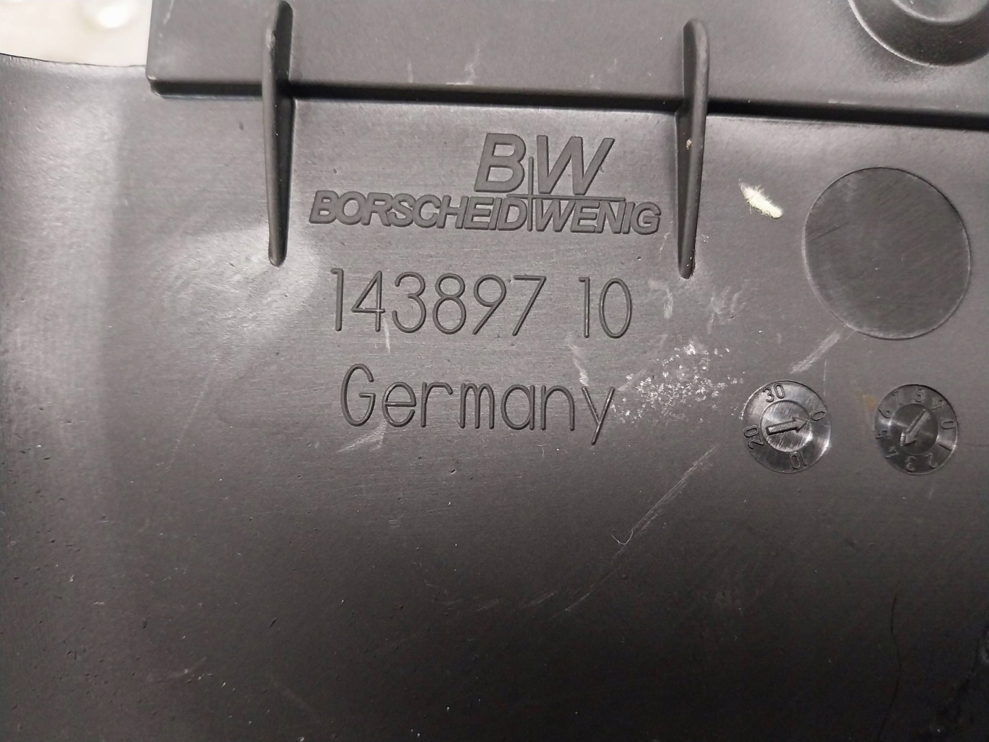 fedél a motrot 14389710 BMW E60 E90 E91 E92 E87 X3 E83