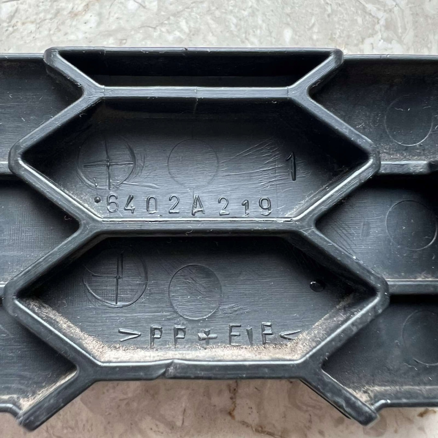 MITSUBISHI OUTLANDER 2010-2013 grid of a bumper front 6402A219