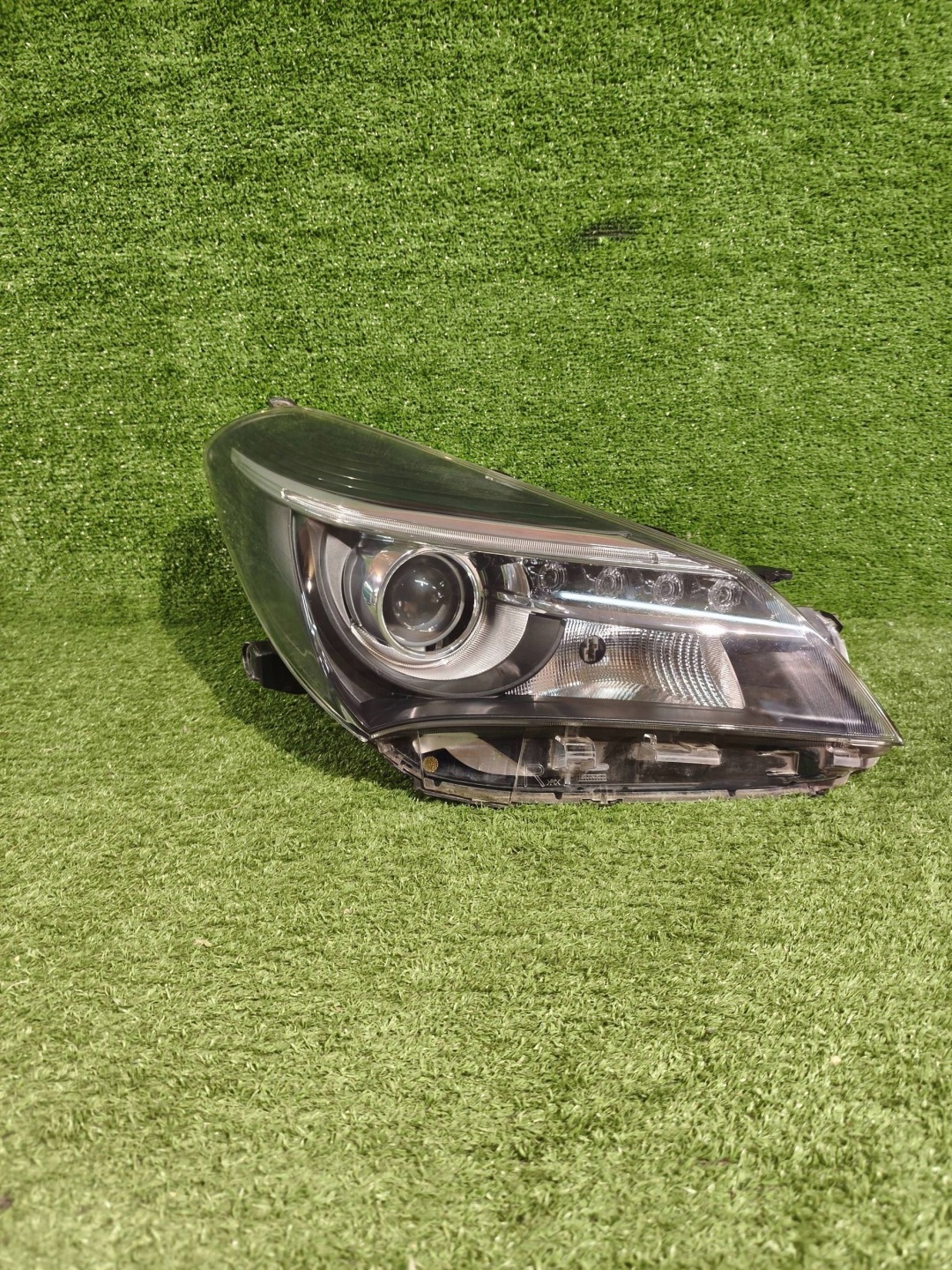 REFLEKTOR right front TOYOTA YARIS III 14- lens LED NR.R1368