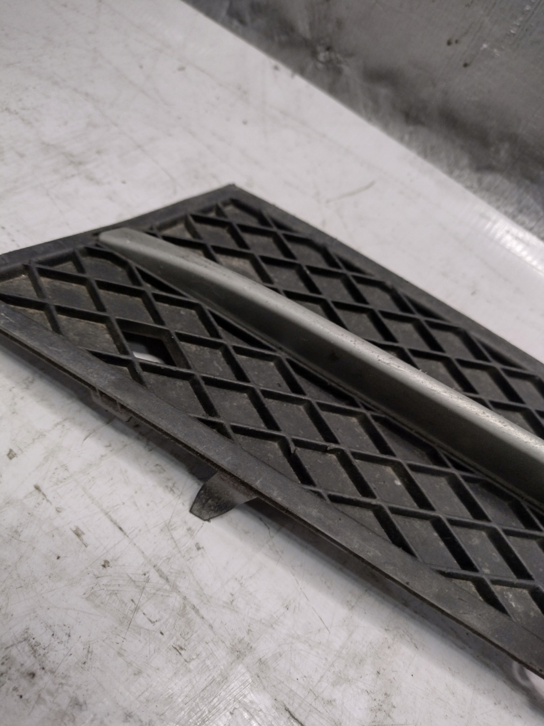 grid of a bumper left front BMW F11 7200699