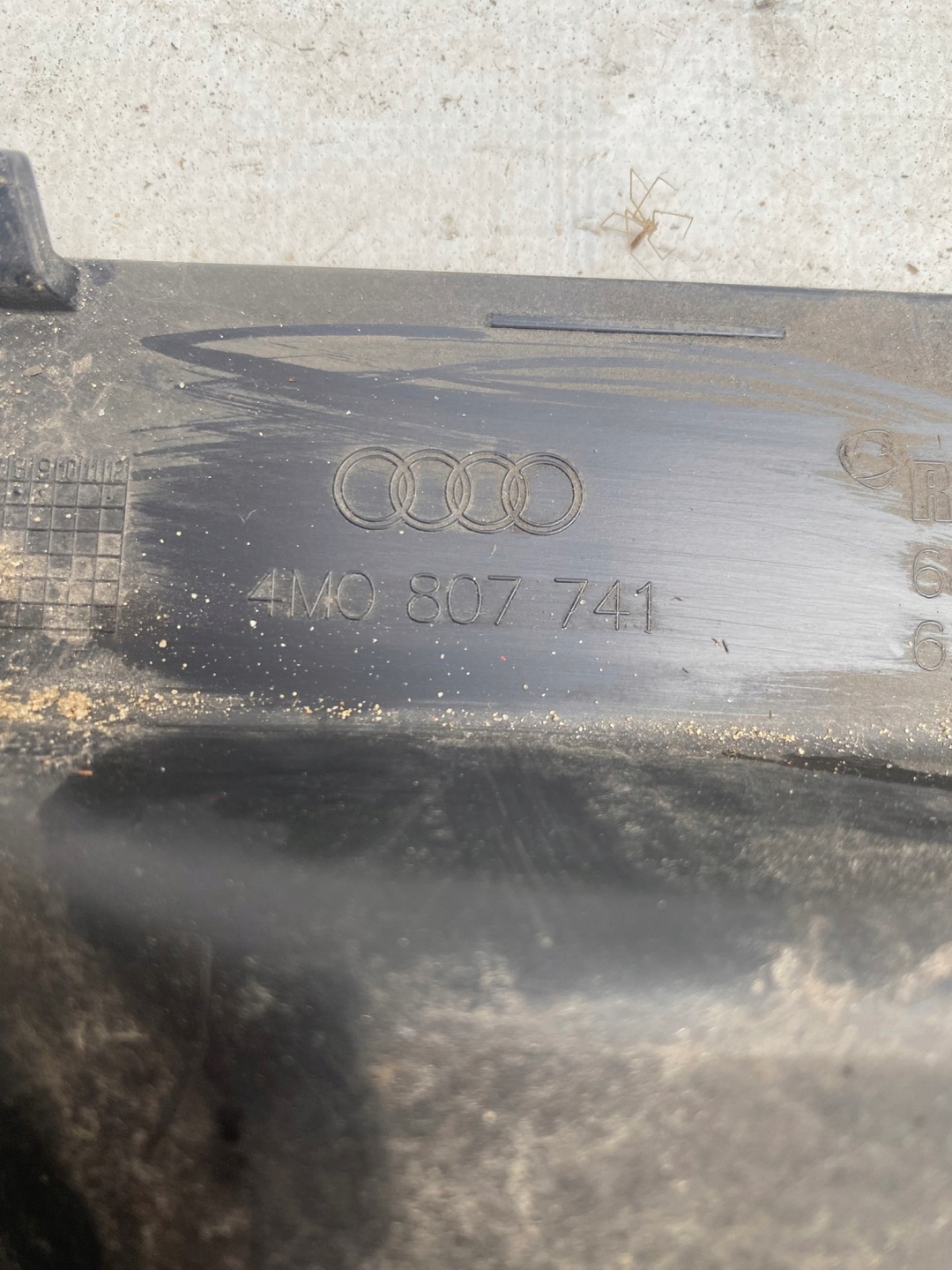 AUDI Q7 4M Verschlußstopfen mitte SPOJLERA vorne
