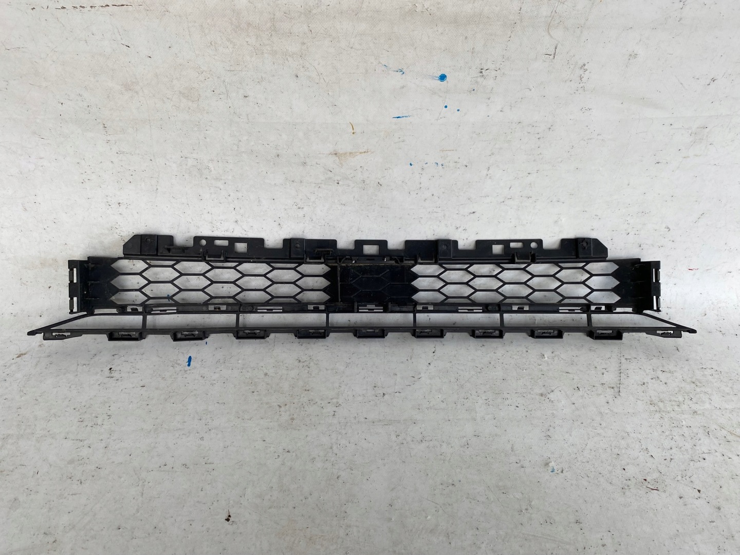 AUDI Q2 81A S-LINE 16- grid of a bumper front central 81A807647A