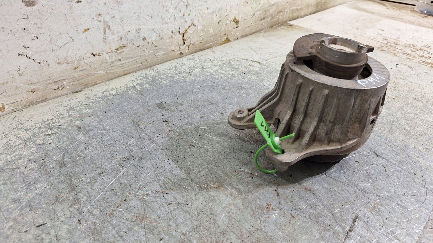 engine mount right A2132400600 MERCEDES W213