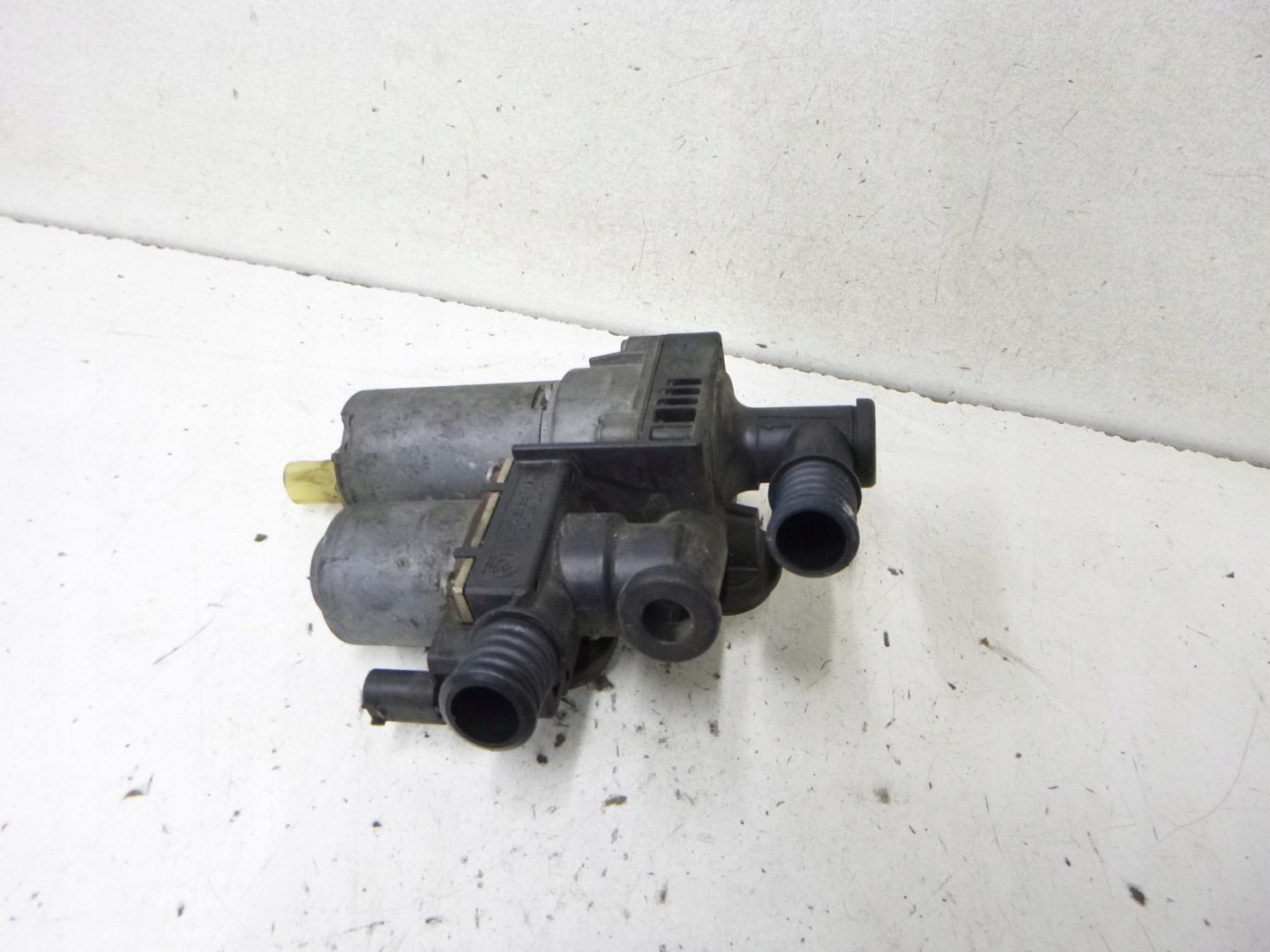 pumpa cirkulacije vode elektroventil BMW E46 2.0d 2002r. 64.11 8369807