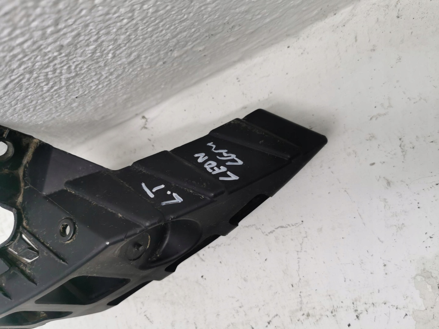 bumper bracket left rear part SEAT LEON III 5F0807377